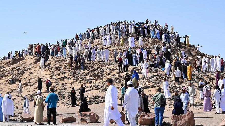 حشود الزائرين تتدفق إلى معالم المدينة المنورة ومساجدها التاريخية