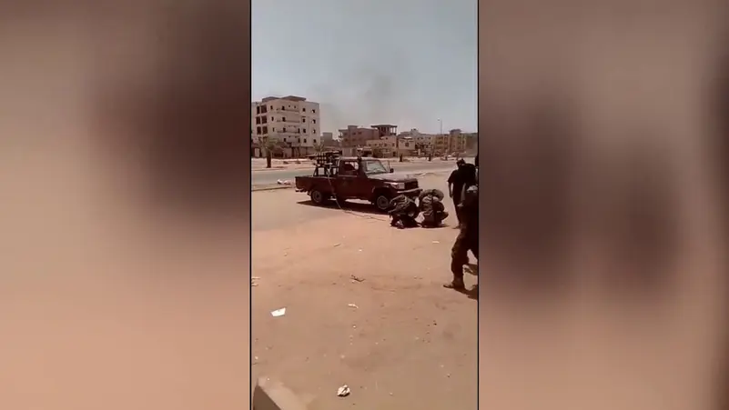 شقيقان يتقاتلان أمام بعضهما على جبهتين بـ السودان