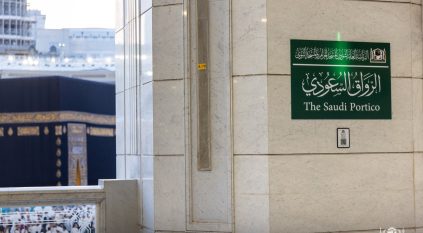 بدء تركيب اللوحات التعريفية بالرواق السعودي