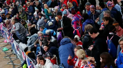 آلاف البريطانيين يفترشون الطرقات بالخيام لرؤية مراسم تتويج تشارلز