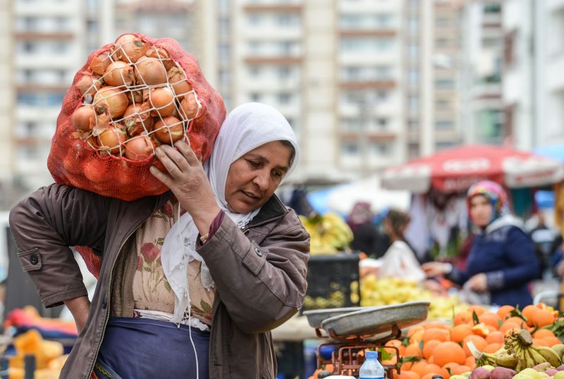 منافس أردوغان في الانتخابات التركية يلوح بـ بصلة لجذب الناخبين