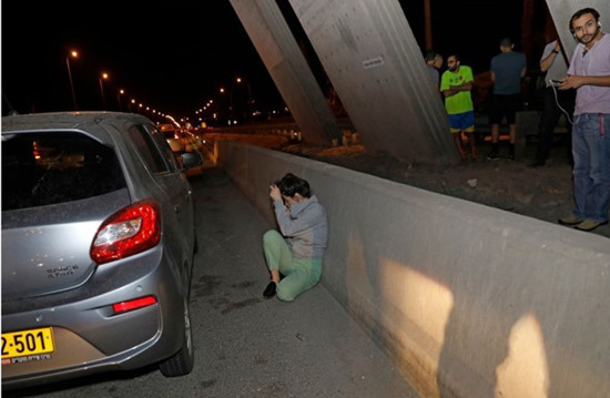 تكدس السيارات الإسرائيلية بالطرق بعد هروب أصحابها للملاجئ