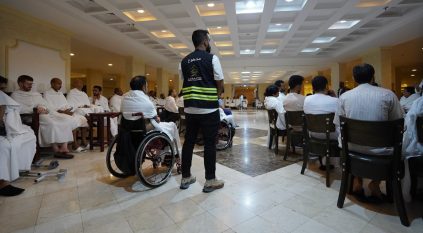 الحج والعمرة تُمكّن 450 شخصًا من ذوي الإعاقة والأيتام لأداء المناسك