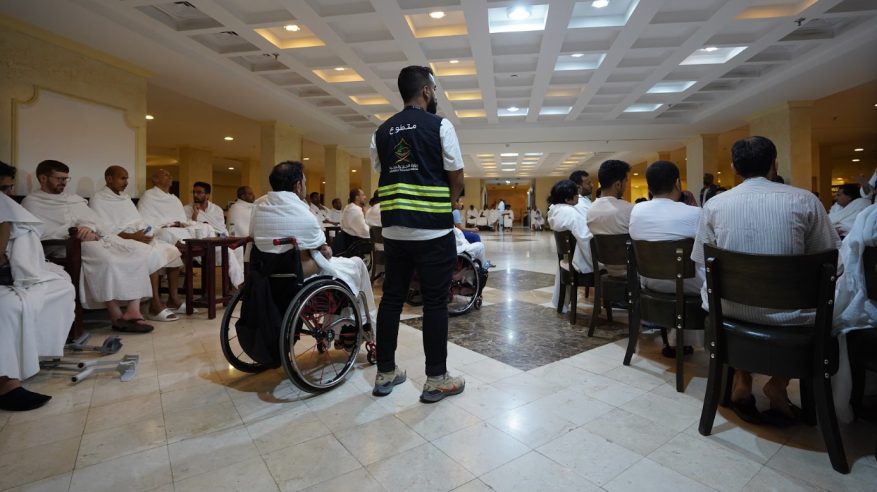 الحج والعمرة تُمكّن 450 شخصًا من ذوي الإعاقة والأيتام لأداء المناسك
