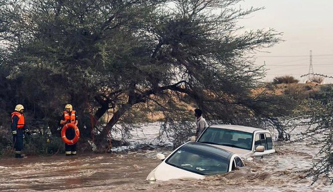 إنقاذ 3 أشخاص احتجزوا في سيل بالطائف