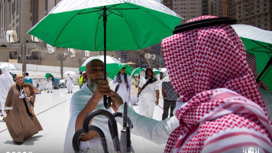 توزيع 10 آلاف مظلة و2000 سجادة على قاصدي المسجد الحرام اليوم