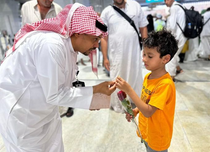 شؤون الحرمين تستقبل حجاج بيت الله الحرام بالحلوى والورود