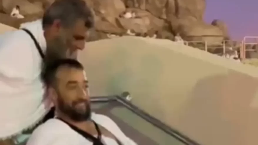 مشهد مؤثر لحاج معاق يساعد معاقًا آخر في الصعود إلى جبل الرحمة