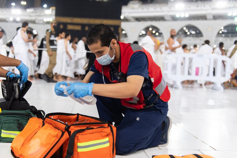 الهلال الأحمر ينقذ حياة حاج آسيوي في الحرم المكي