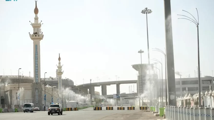 رذاذ الماء يلطف الأجواء في مشعر منى