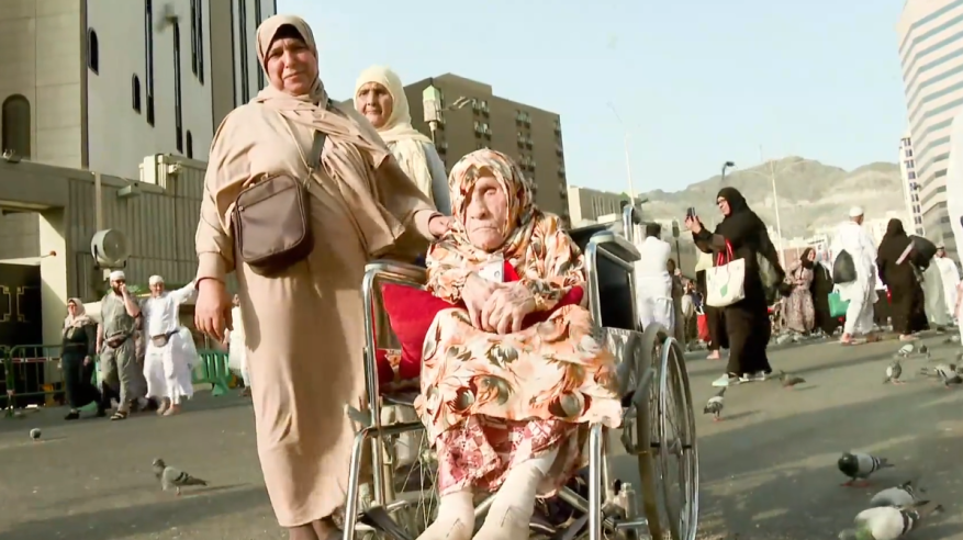 كفيفة مغربية بعمر 98 عامًا تؤدي مناسك الحج برفقة ابنها وابنتها