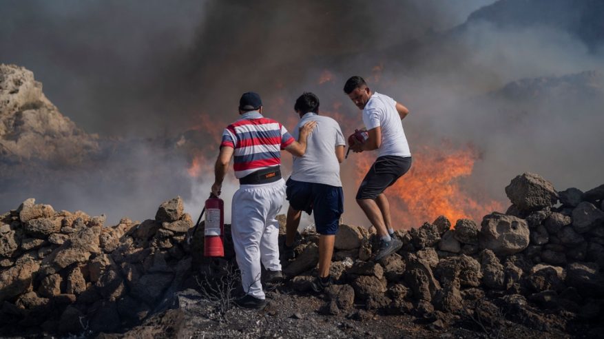 لقطات مفزعة لفرار آلاف السائحين من جزيرة رودس