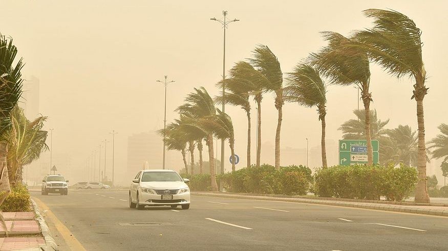 موجة غبار تداهم جدة وسط تحذيرات الأرصاد