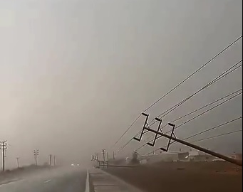 سقوط أعمدة الكهرباء في طريق عسفان بجدة بسبب الرياح والأمطار