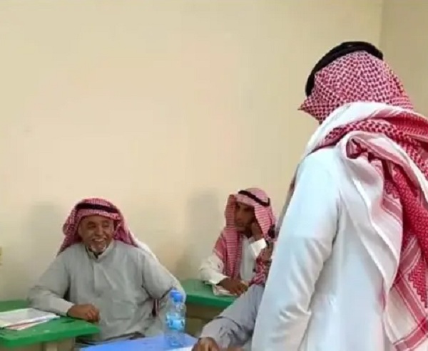 معلم يقنع والده للالتحاق بمحو الأمية