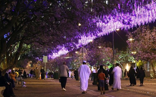 شارع الفن في أبها وجهة السياح والزائرين بأجوائه الممطرة