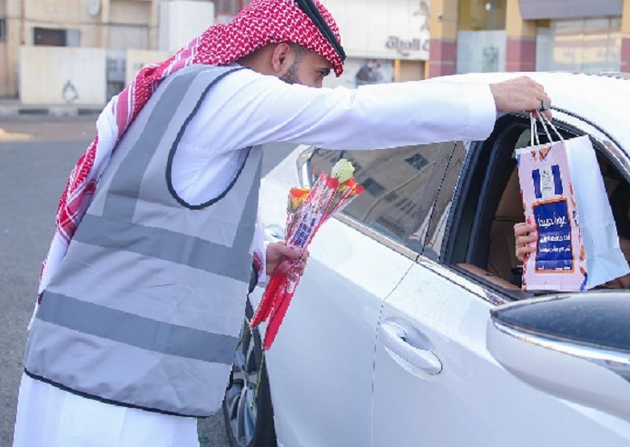 ورود وهدايا للطلاب في أول أيام العودة بالطائف