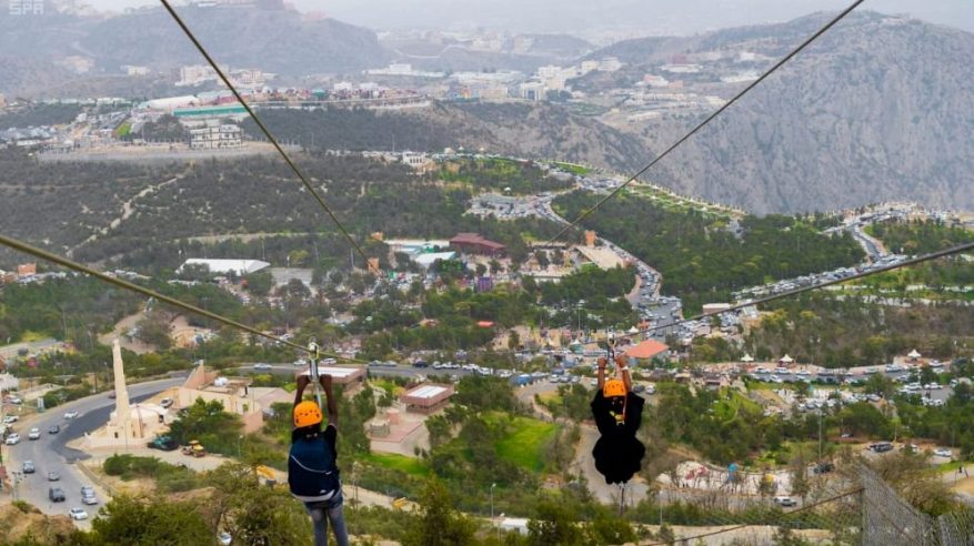 لحظة إنقاذ فتاة علقت في مغامرة الحبل المعلق بالباحة