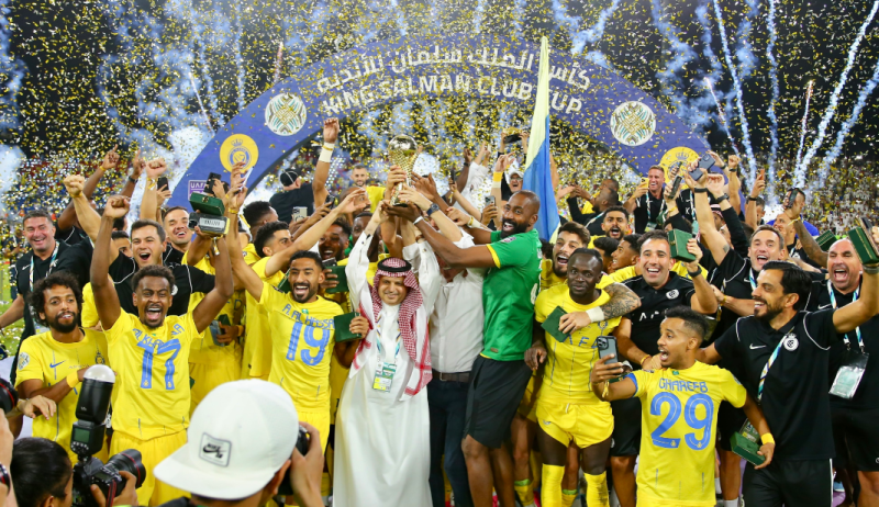 مسلي آل معمر رئيس النصر مع اللاعبين