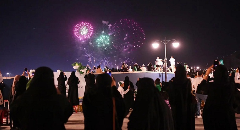 ألعاب نارية تضيء سماء المدينة المنورة احتفالًا باليوم الوطني