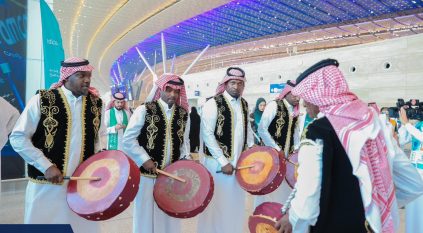 مطارات جدة تحتفل باليوم الوطني بالعرضة والهدايا المتنوعة