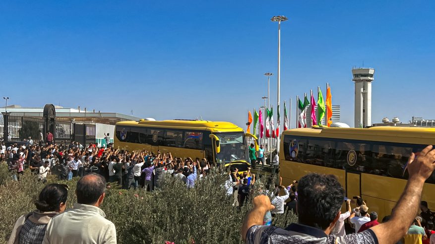 استقبال تاريخي .. الجماهير تزف حافلة النصر في طهران