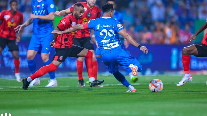 الهلال يتفوق على الرياض بثنائية في الشوط الأول