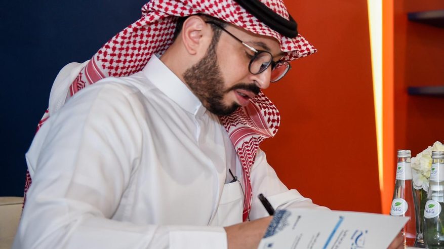 فهد عطيف يحتفل بتوقيع كتابه بمعرض الرياض الدولي للكتاب