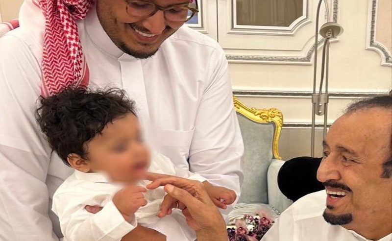 صورة حديثة تجمع الملك سلمان مع حفيده أحمد بن فهد وابنه