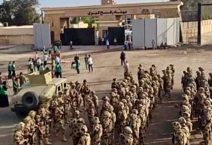 الجيش المصري ينتشر قرب بوابة معبر رفح