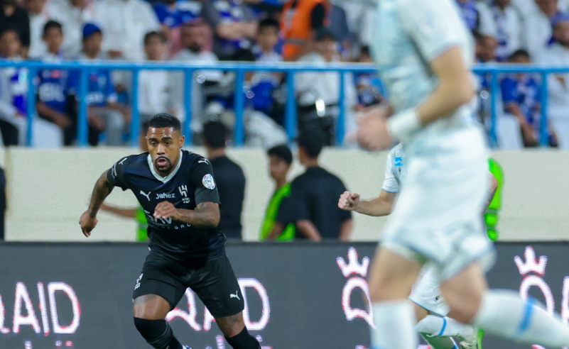 الهلال يتفوق على الأخدود بهدف في الشوط الأول