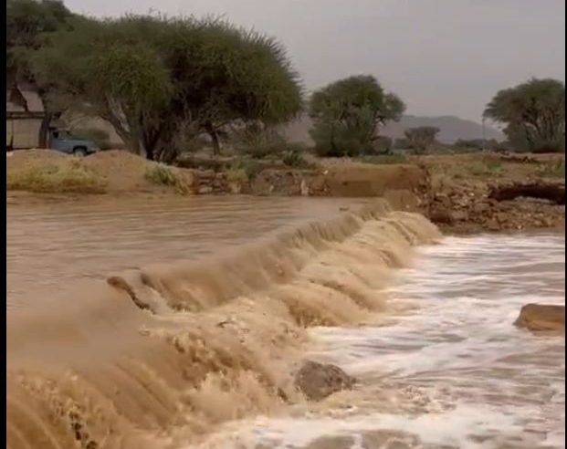 لقطات لجريان وتدفق سيول الداهنة بين المجمعة وشقراء