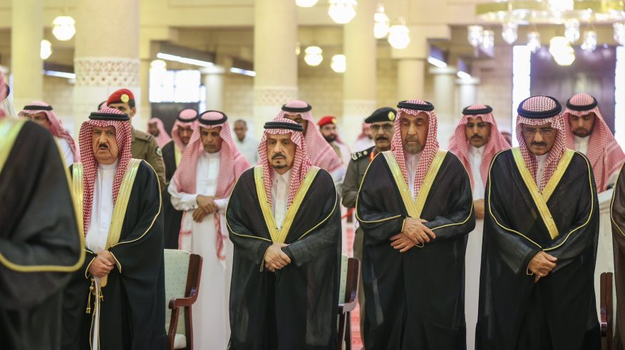 أمير الرياض يؤدي صلاة الميت على والدة الأمير محمد بن مشاري