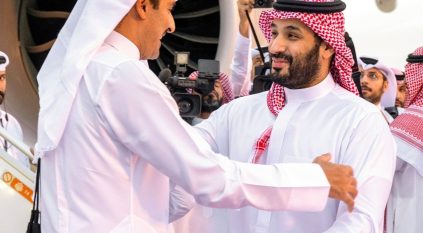 ولي العهد يستقبل أمير قطر لدى وصوله الرياض
