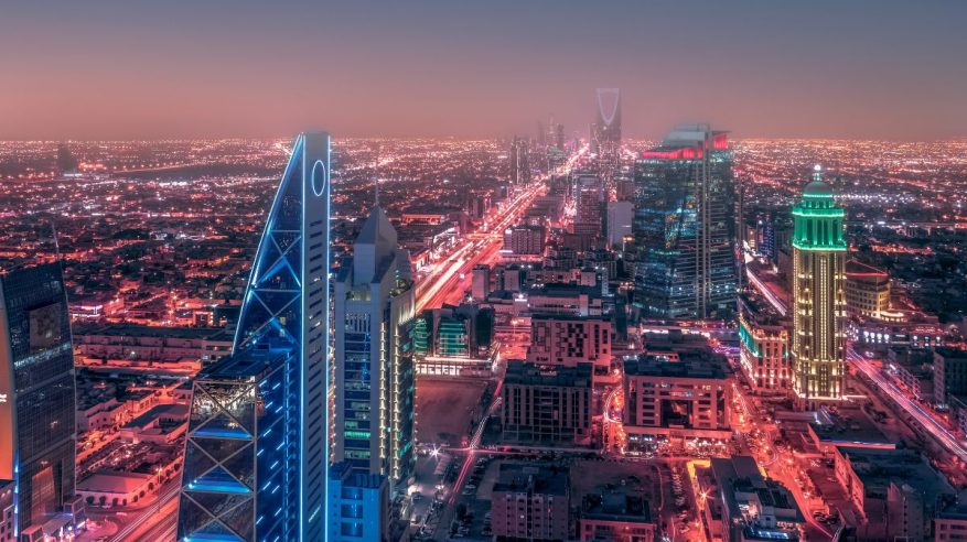 الشركات الأجنبية تسابق الزمن لفتح مقرات إقليمية في السعودية