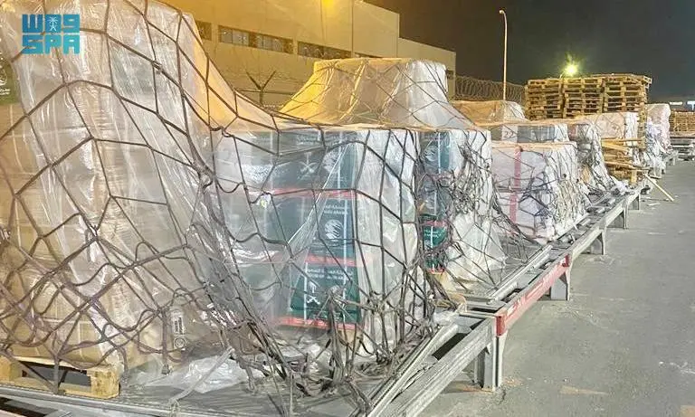 39 طنًا من المساعدات السعودية تصل مطار العريش