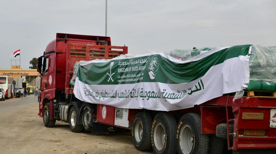 لحظة عبور أولى القوافل الإغاثية السعودية منفذ رفح إلى قطاع غزة