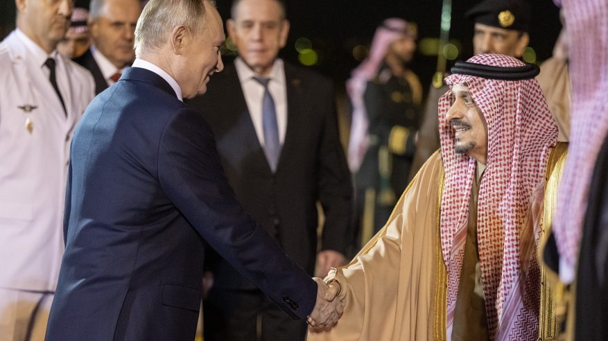 بوتين يصل إلى الرياض وفي مقدمة مستقبليه أمير المنطقة