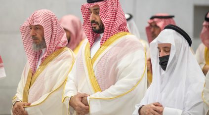 محمد بن سلمان يؤدي صلاة الميت على الأمير ممدوح بن عبدالعزيز بالمسجد الحرام