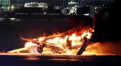 أحد ركاب الطائرة اليابانية المشتعلة يوثق بهاتفه لحظات الرعب