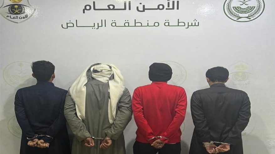 ضبط 4 أشخاص لسرقة محتويات حافلة متوقفة بالرياض