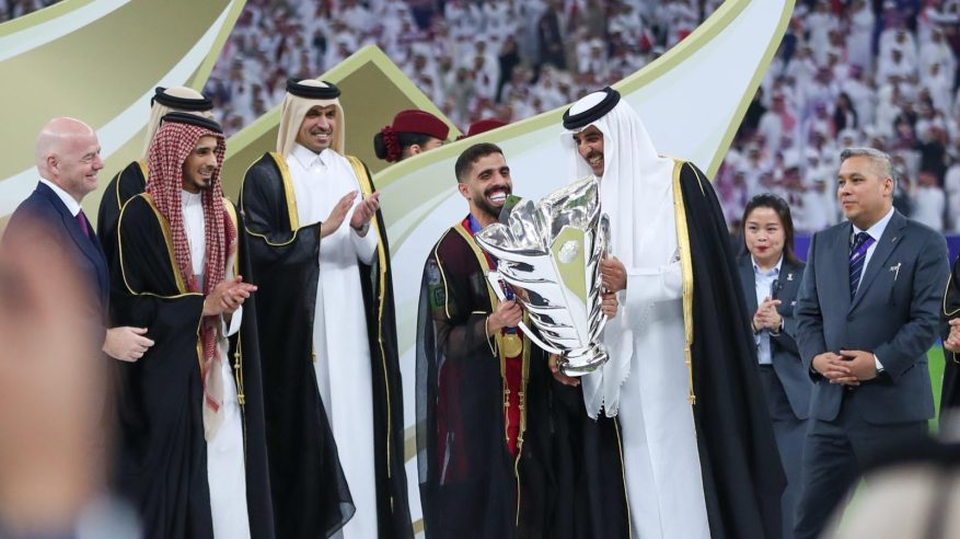 على طريقة ميسي .. قائد منتخب قطر يرتدي البشت احتفالًا بـ كأس أمم آسيا