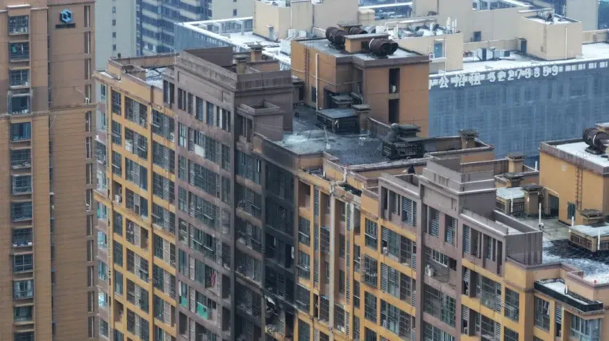 لحظة اندلاع حريق مروع ومقتل 15 شخصًا في مبنى بالصين
