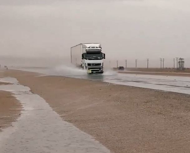 أمطار غزيرة وسيول شرق رفحاء