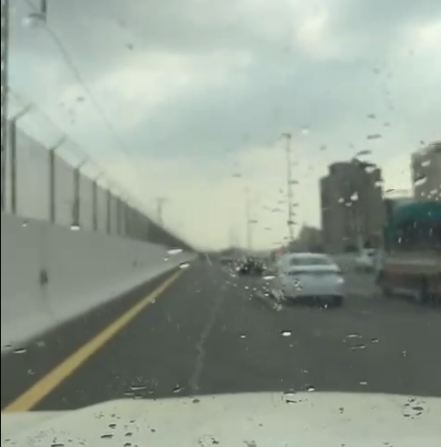 بالفيديو.. زخات من المطر على طريق الحرمين