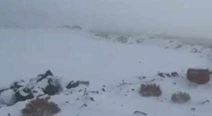 أكوام الثلج تتراكم فوق جبل اللوز