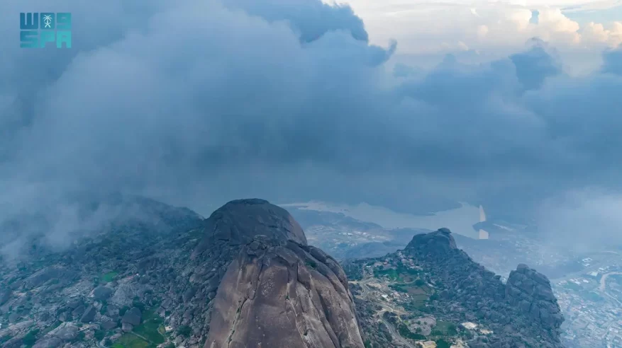 الغيوم تعانق جبلي شدا وترسم لوحة جمالية بسماء المخواة