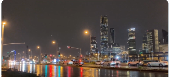 لقطات من أمطار الرياض الليلية