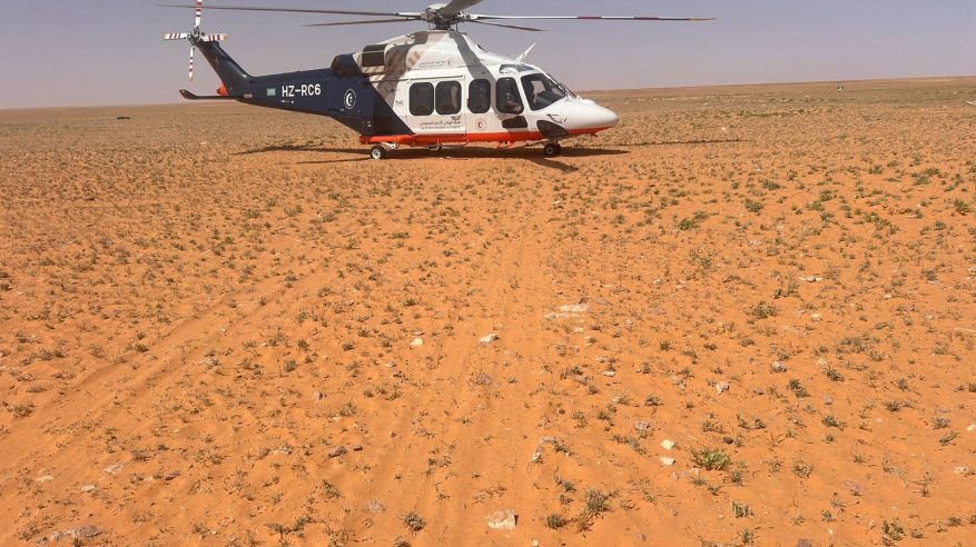 الإسعاف الجوي ينقذ حياة مقيم تعرض لحادث دهس بمنطقة صحراوية
