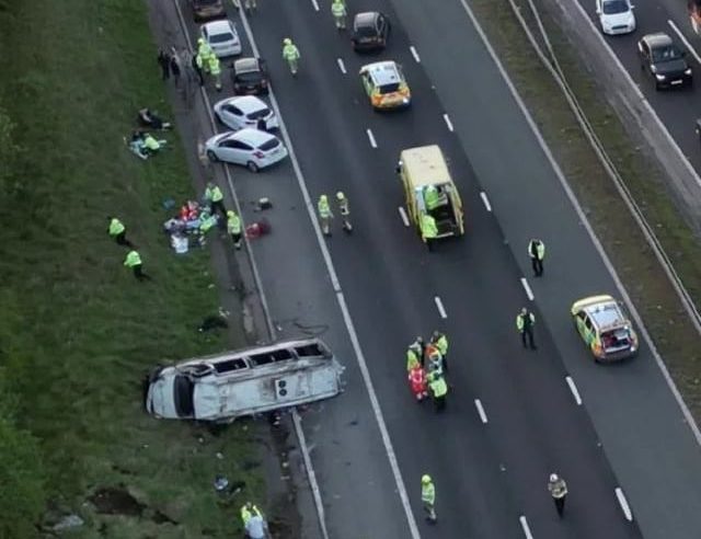 إصابة 17 مشجعاً بحادث تصادم جماعي في بريطانيا